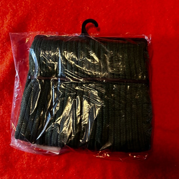 Anya Hindmarch Uniqlo collab green touch of wool heattech knitted stole NWT - Picture 5 of 6